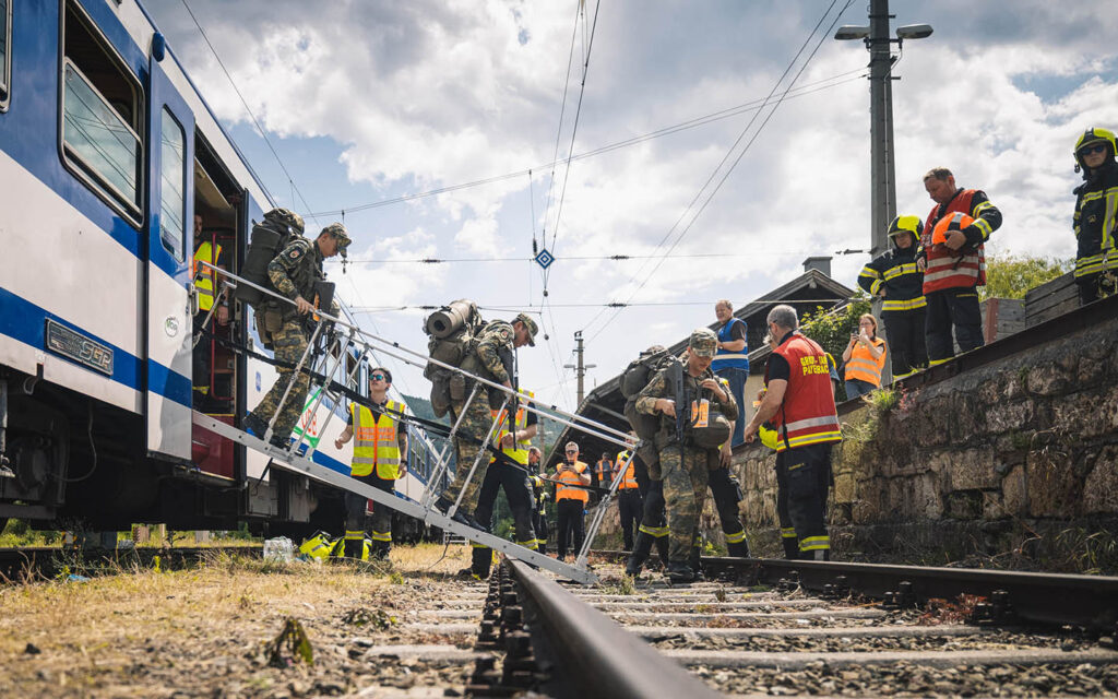 Junge Grundwehrdienstleistende steigen aus dem Zug