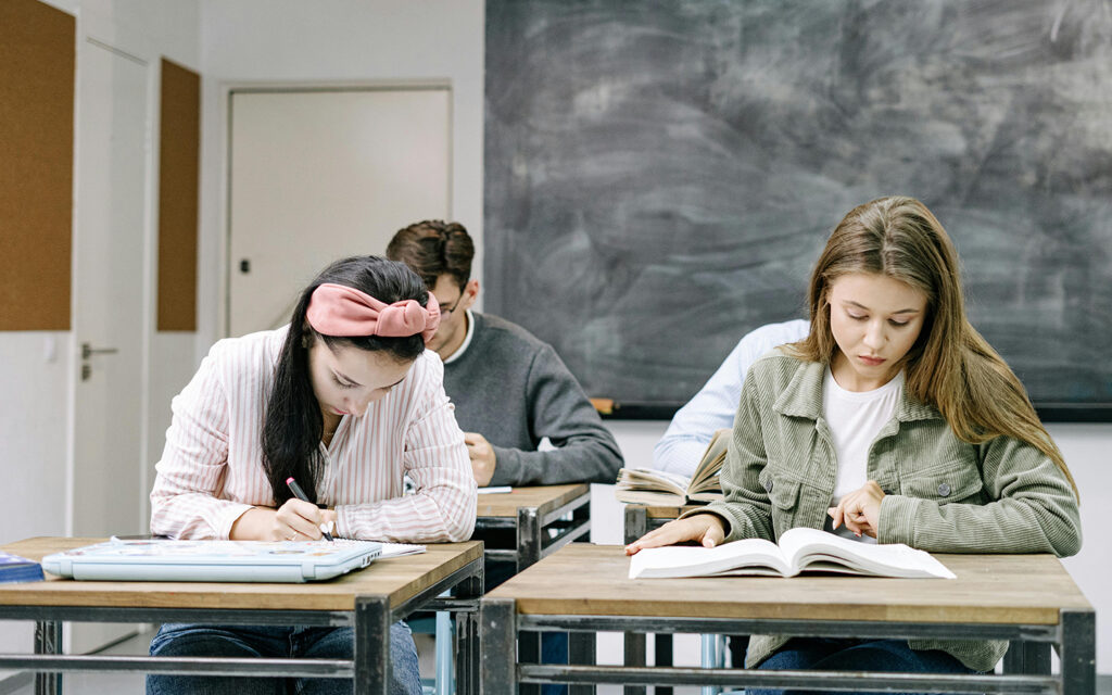 Schüler lernen in den Ferien in einer Sommerschule