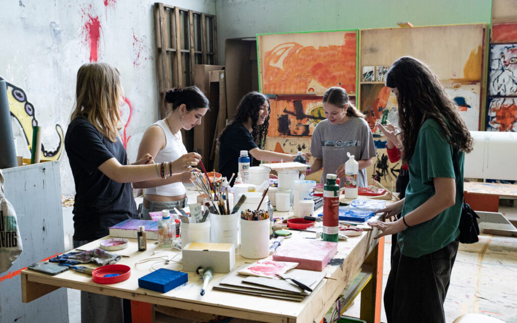 Jugendliche malen bei einem Workshop zum Thema Austellungsdesign.