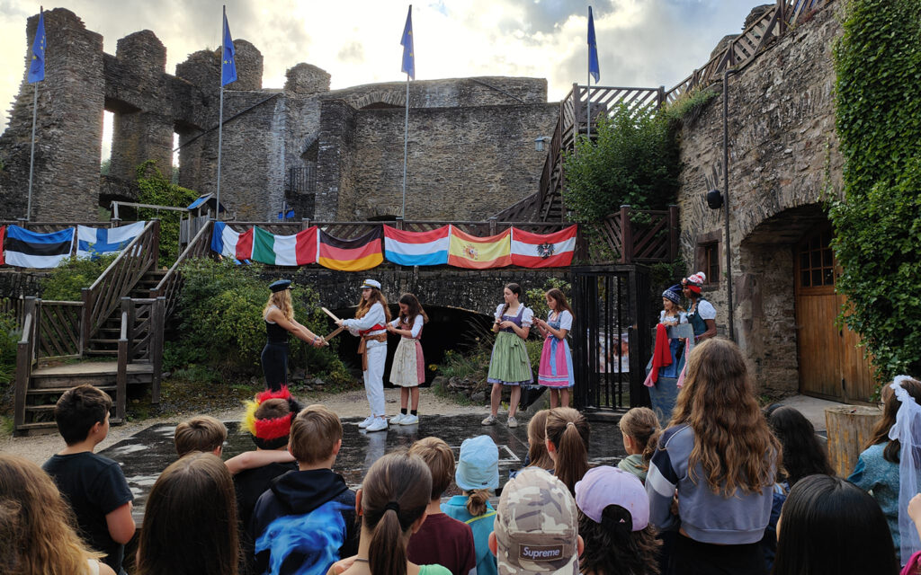 Auf dem Gel&auml;nde einer Burg f&uuml;hren internationale Jugendliche ein Theaterst&uuml;ck auf