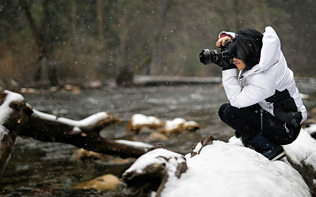 Junges M&auml;dchen fotografiert die Winterlandschaft