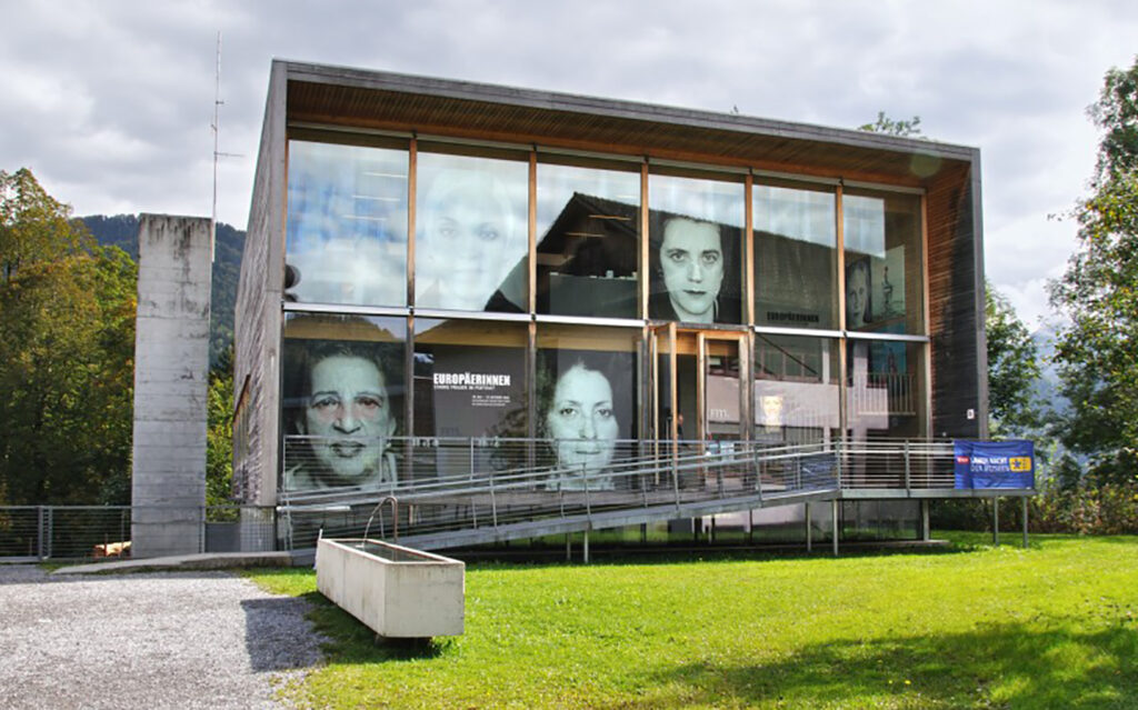 Du siehst hier die Außenansicht des Frauenmuseums in Hittisau