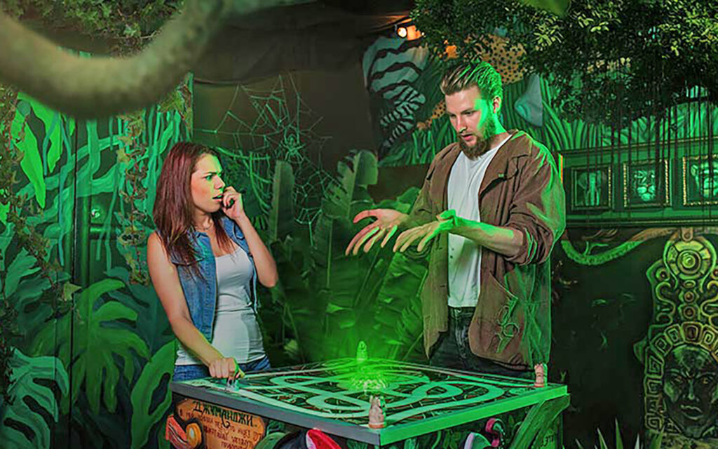 Ein junges Paar versucht ein R&auml;tsel zu knacken