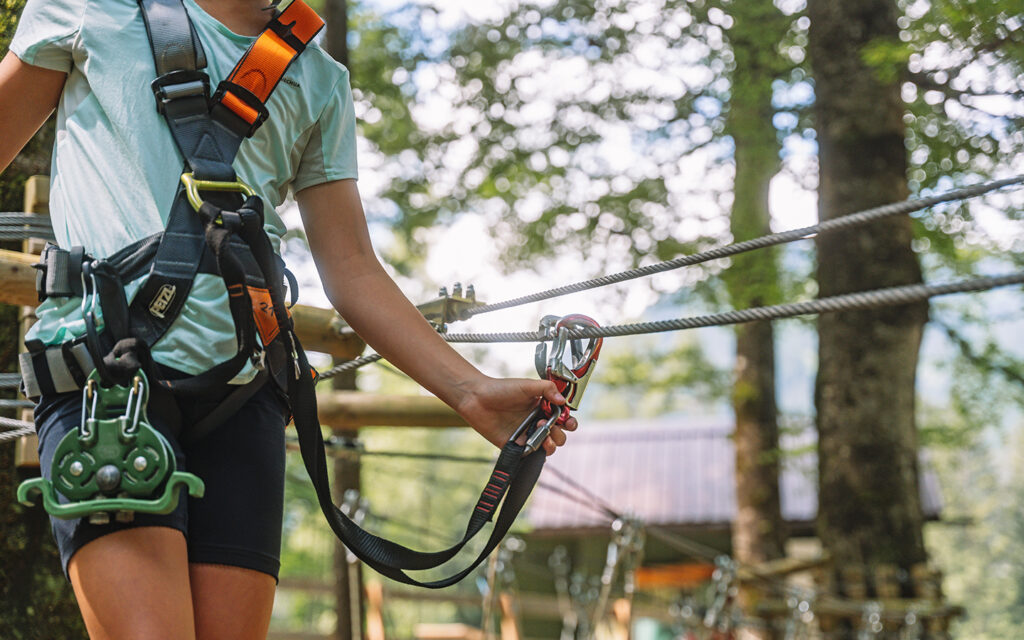 Jugendlicher ist im Kletterpark Brand unterwegs