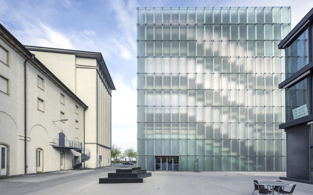 Du siehst hier Außenfront vom KUB - Kunsthaus Bregenz