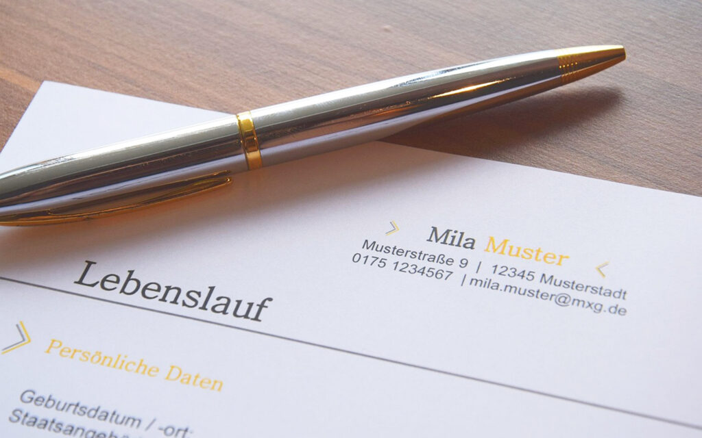 Ein Stift liegt auf einem Lebenslauf auf
