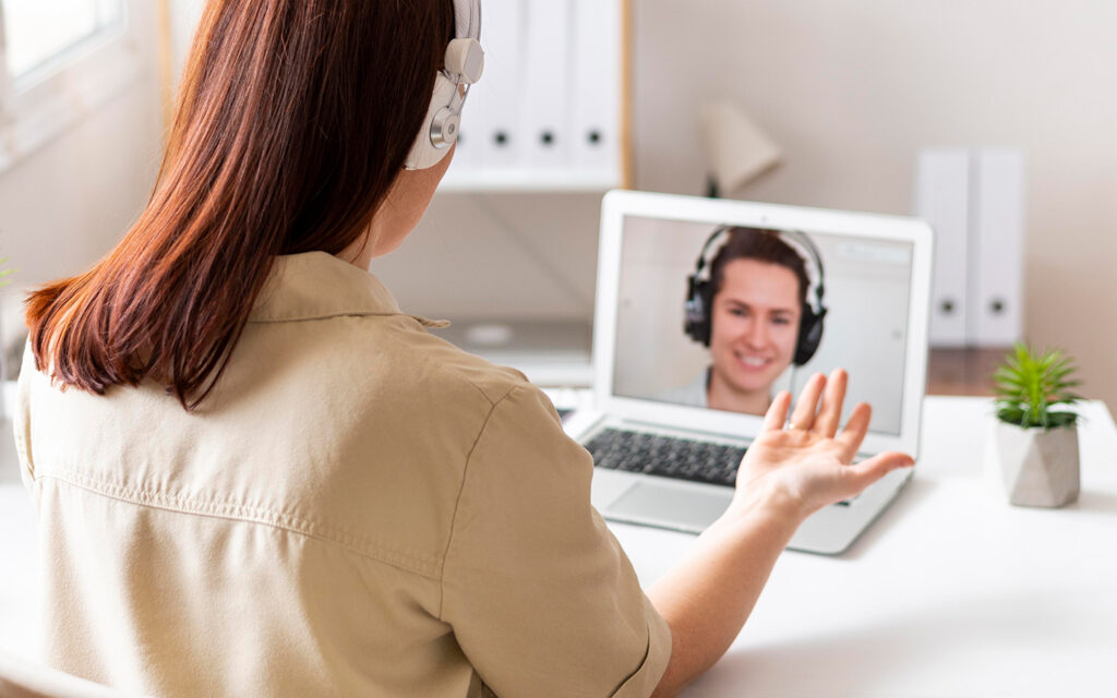 Zwei Personen führen ein Online-Bewerbungsgespräch