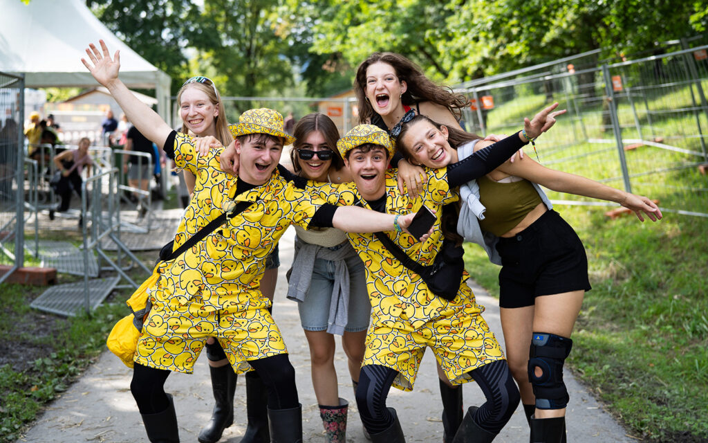 Jugendliche Gruppe auf dem Szene Openair Lustenau, die f&uuml;r die Kamera posiert