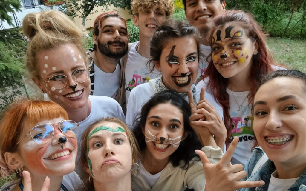 Eine Gruppe junger Erwachsener ist als Tiere geschminkt.