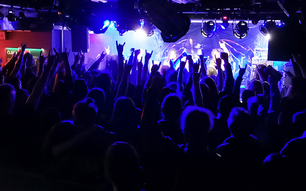 Konzert im Schlachthaus - man sie eine Menschenmenge, die einem Konzert zufeuert