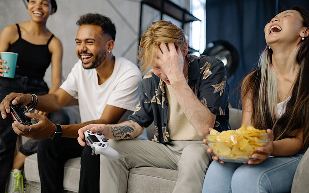 Junge Burschen zocken am Computer und haben Spa&szlig; miteinander