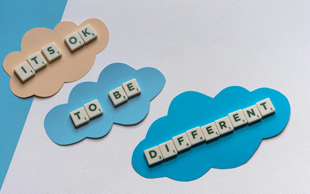 Mit Scrabble-Buchstaben ist folgender Satz geschrieben: It`s ok to be different.