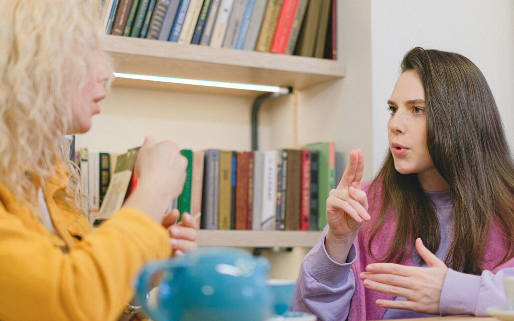Zwei junge Frauen diskutieren miteinander