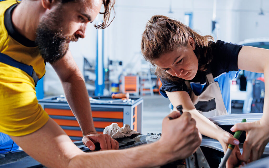 Junge Lehrlinge bei der Arbeit