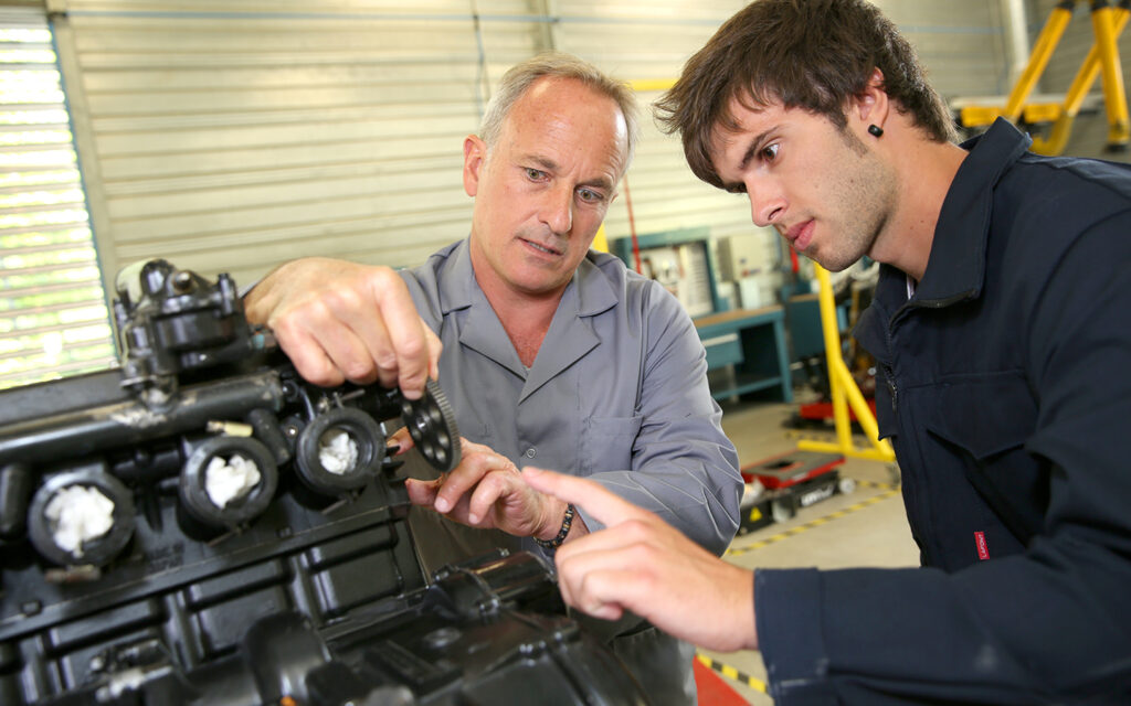 Junge darf bei einer Lehrstelle schnuppern