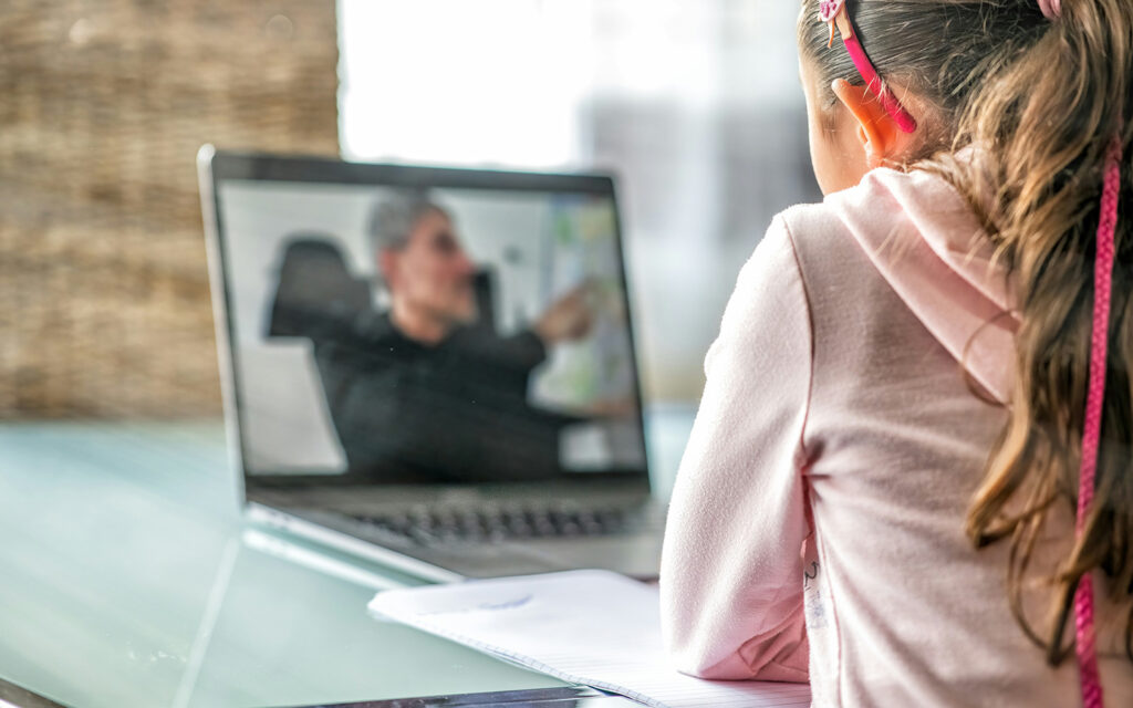 Mädchen lernt mit Youtube-Videos am Computer