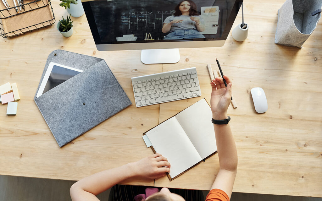 Mädchen nimmt an einem Online-Unterreicht teil