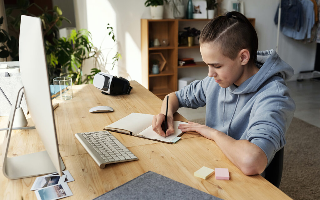 Junge lernt mit dem Computer