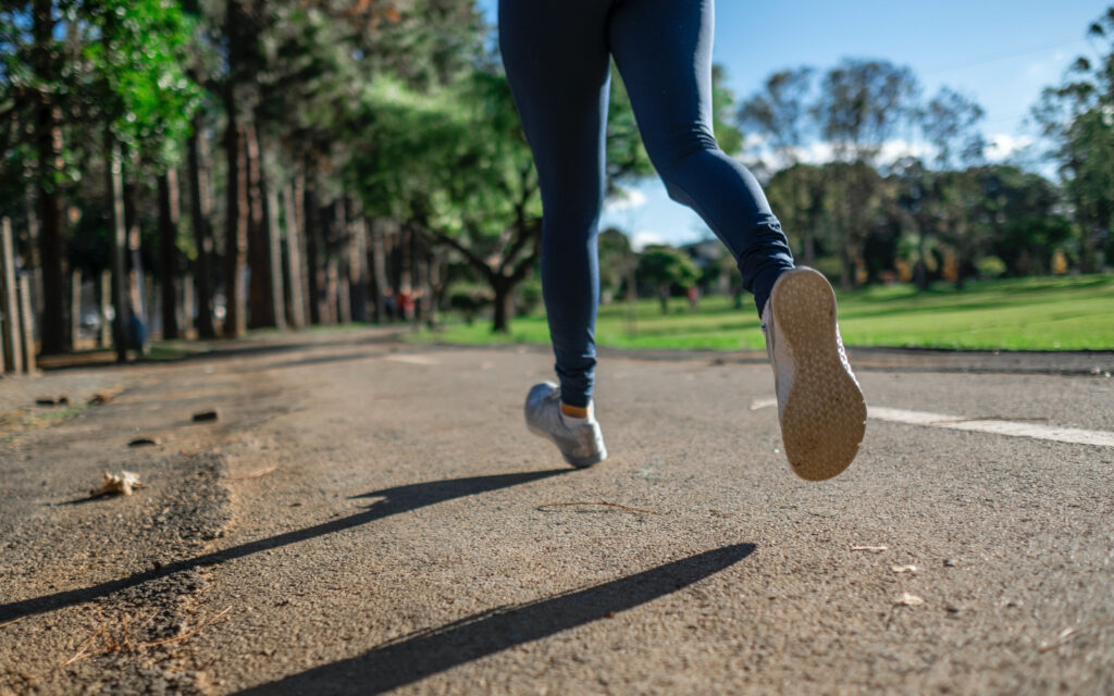 Man sieht die Beine einer Person beim Joggen.