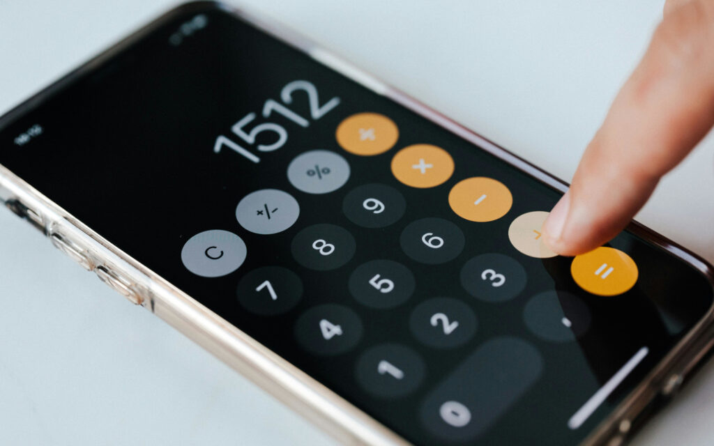 Eine Person hat die Rechner-App an einem Smartphone offen und hat die Zahl 1512 eingegeben.