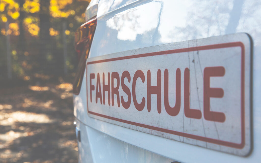 Schild von der Fahrschule auf einem Auto