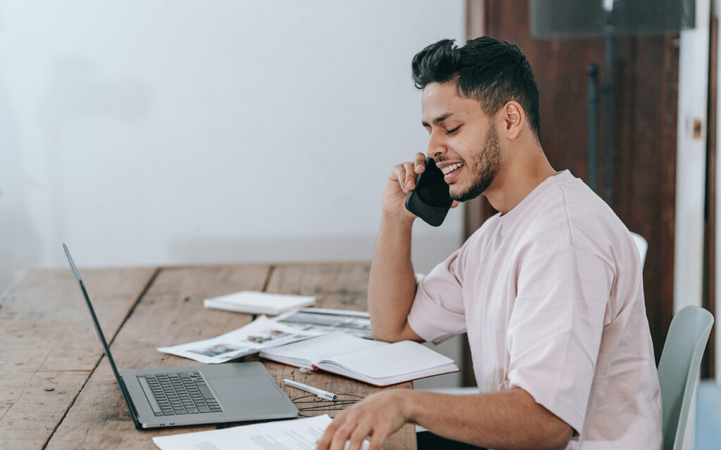 Mann telefoniert