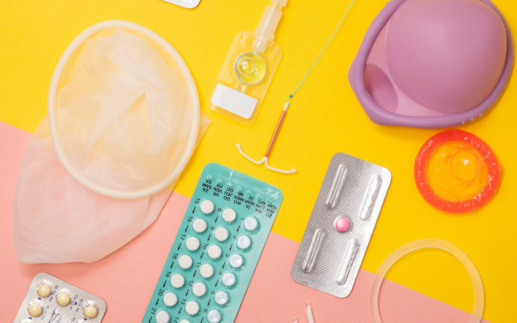 Bild mit unterschiedlichen Verhütungsmitteln. Von Spirale, Pille bis Kondom u.v.m.