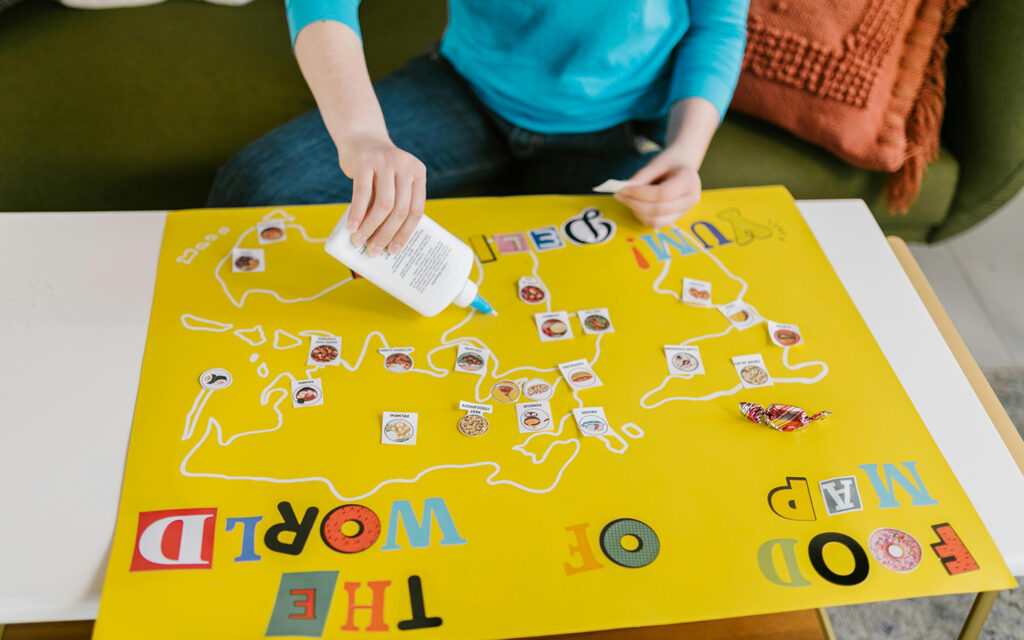 Junge Frau bastelt sich ein Plakat, auf denen sie Lerninhalte klebt
