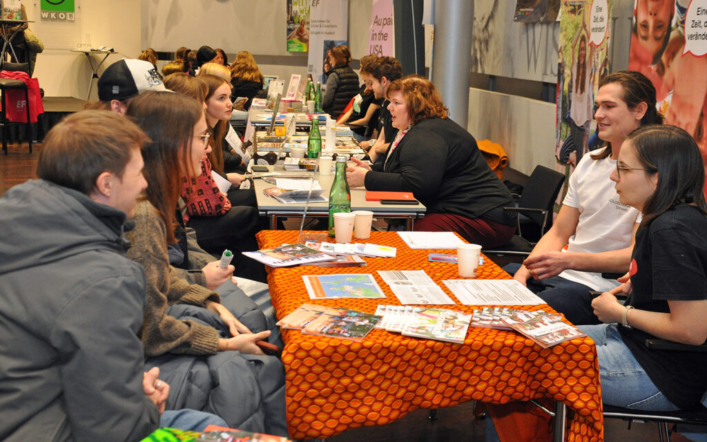 Jugendliche informieren sich bei der Auslandsmesse welt weit weg bei Organisationen &uuml;ber Auslandsprogramme