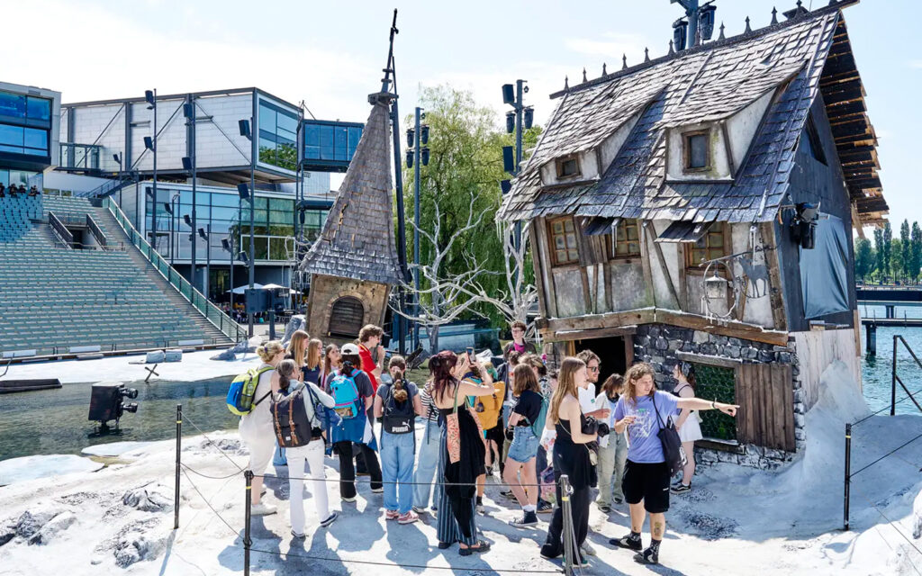 Jugendliche bekommen eine F&uuml;hrung bei den Bregenzer Festspielen auf der Seeb&uuml;hne