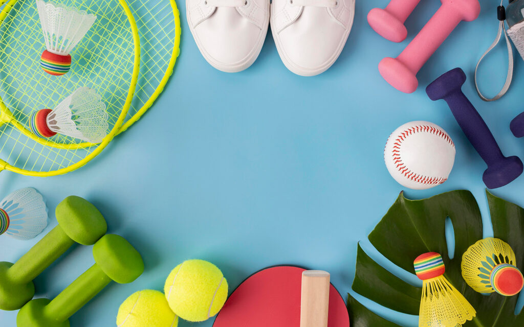 Am Boden liegen verschiedene Sportartikel, mit denen man Sport betreiben kann