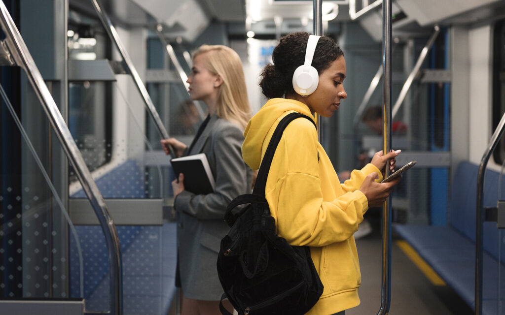 Zwei junge Damen stehen im Zug