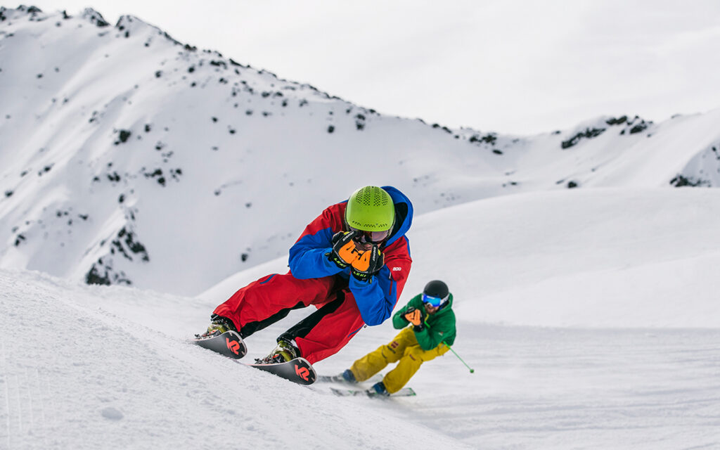 Zwei Skifahrer fahren die Piste im Montafon hinunter