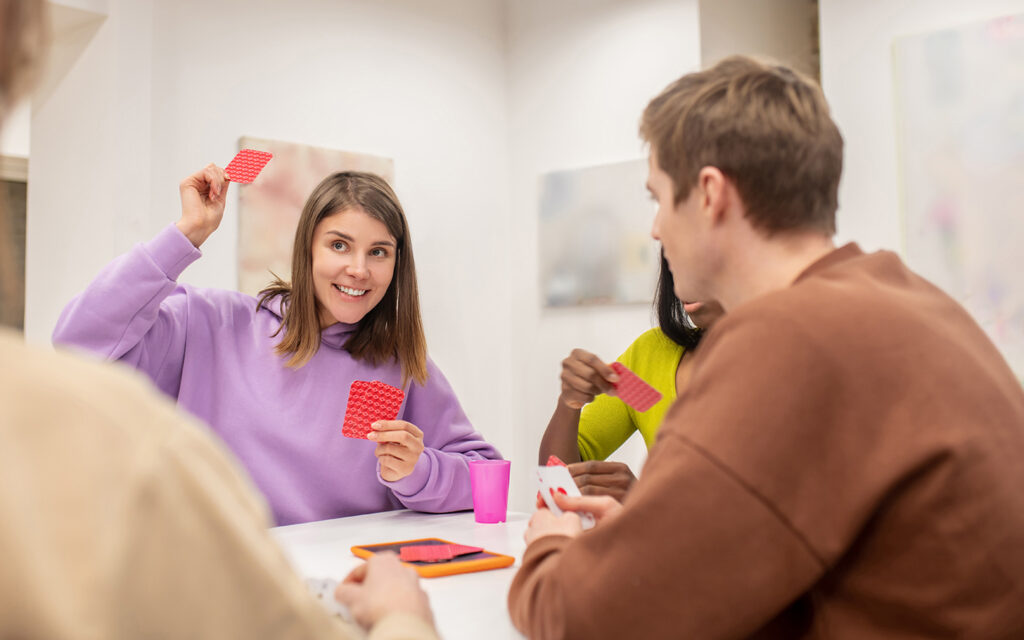 Jugendliche spielen miteinander Karten